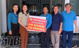 Thái Thụy: Trao kinh phí hỗ trợ xây nhà mái ấm công đoàn