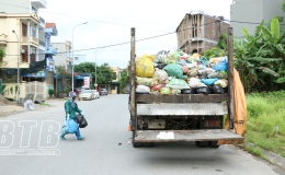 Thị trấn Vũ Thư: Rác thải sinh hoạt ùn ứ được thu gom sau phản ánh của Báo Thái Bình