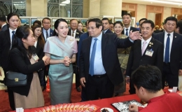 Thủ tướng Phạm Minh Chính cùng Thủ tướng Thái Lan tham quan triển lãm sản phẩm thủ công mỹ nghệ