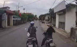 Tình huống giao thông: Hai phụ nữ dừng xe máy giữa đường không cho ôtô đi
