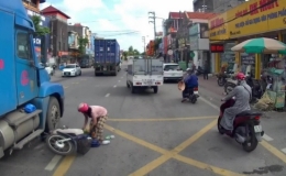 Tình huống giao thông: Người điều khiển xe máy cắt ngang đầu xe container bị rơi vào điểm mù
