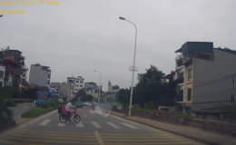 Tình huống giao thông: Ôtô suýt đâm vào học sinh sau khúc cua khuất