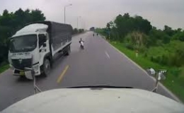 Tình huống giao thông: Vượt ở điểm mù, xe máy lao thẳng vào xe đầu kéo