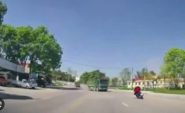 Tình huống giao thông: Xe máy lao vào hai xe ben tại ngã ba