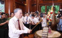Tổng Bí thư Tô Lâm dâng hương tưởng nhớ Chủ tịch Hồ Chí Minh tại Nghệ An