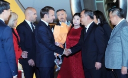 Tổng thống Pháp Emmanuel Macron đến Hà Nội, bắt đầu thăm cấp Nhà nước tới Việt Nam