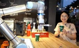 Trải nghiệm 4 robot phục vụ ở quán cà phê