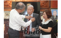 Vũ Thư: 223 đảng viên được trao tặng, truy tặng Huy hiệu Đảng đợt 19/5