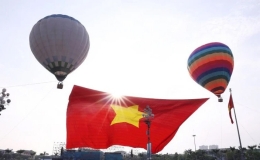 Xúc động Lễ chào cờ và bay Đại kỳ Tổ quốc nhân kỷ niệm 135 năm Ngày sinh Chủ tịch Hồ Chí Minh