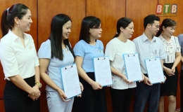 Thành phố công bố, trao quyết định sáp nhập trường học