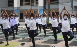 Cảnh sát Bangladesh tập yoga để chống dịch Covid-19