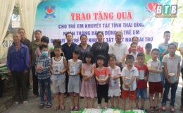 Trao 50 suất quà cho trẻ khuyết tật