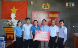 Trao kinh phí hỗ trợ xây dựng, sửa chữa 2 nhà mái ấm công đoàn