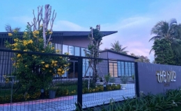 Biệt thự vườn dựng bằng sắt, trong nhà vẫn mát mẻ nhờ cây xanh bao phủ