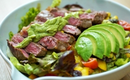 Cách làm salad bơ thịt bò hấp dẫn