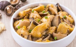 Gà hấp nấm hương cho bữa cơm cuối tuần