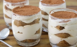 Mẹo làm bánh tiramisu hấp dẫn trong ly thủy tinh