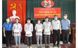 Tặng quà "tiếp sức mùa thi" cho học sinh nghèo lớp 12 huyện Vũ Thư