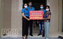 Trao 90 triệu đồng hỗ trợ đoàn viên xây nhà mái ấm công đoàn
