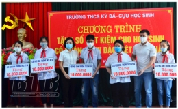 Trường THCS Kỳ Bá: Trao 20 sổ tiết kiệm trị giá 100 triệu đồng cho học sinh nghèo vượt khó học giỏi