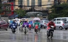 Bắc Bộ và Nam Bộ mưa dông, có khả năng xảy ra lốc, sét, mưa đá