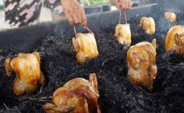 Món gà nướng úp nồi ở Thái Lan