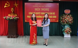 Trao quyết định giao cán bộ phụ trách Trường Đại học Thái Bình