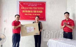 Bàn giao nhà tình thương cho hộ nghèo