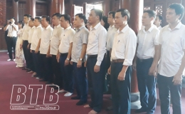 Dâng hương báo công Chủ tịch Hồ Chí Minh và kết nạp đảng viên mới