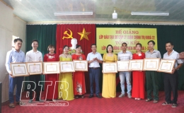 Đông Hưng: 80 học viên được trao bằng sơ cấp lý luận chính trị khóa 22