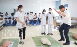 Hợp tác quốc tế - tăng cơ hội việc làm cho sinh viên