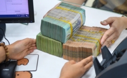 Lãi suất giảm, người dân vẫn ùn ùn gửi tiền vào ngân hàng