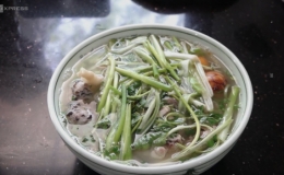 Quán bún thang tấp nập khách ở phố cổ Hà Nội
