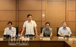 Quốc hội thảo luận về các dự thảo luật, nghị quyết
