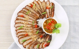 Trổ tài làm thịt heo nướng kiểu Thái ngày mưa mát