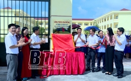 Gắn biển công trình Trường Tiểu học Phúc Khánh và kiểm tra một số dự án chuẩn bị khởi công