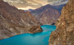 Chiêm ngưỡng hồ nước xanh biếc hình thành từ động đất ở Pakistan