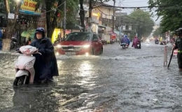 Mưa dông tiếp diễn nhiều nơi, đề phòng ngập úng, sạt lở đất