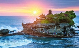 Ngôi đền huyền thoại trên đảo đá tại Indonesia