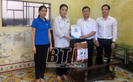 Tặng 17 suất học bổng cho học sinh chuẩn bị thi tốt nghiệp THPT