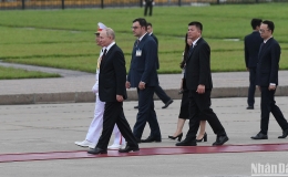 Tổng thống Nga Vladimir Putin vào Lăng viếng Chủ tịch Hồ Chí Minh