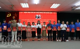 Trao chứng nhận bồi dưỡng nhận thức về Đảng cho 98 quần chúng ưu tú
