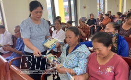 120 người cao tuổi xã Đông Các được truyền thông chăm sóc sức khỏe