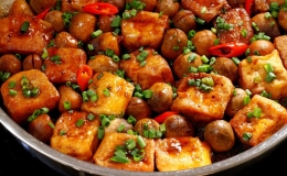 Đậu phụ kho nấm rơm - món chay cho ngày hè