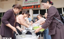 Lan tỏa yêu thương từ những nồi cơm nghĩa tình của cộng đồng người Việt tại Lào