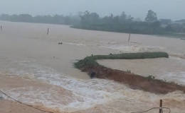 Một đoạn đập ở Quảng Bình bị vỡ, nước lũ tràn về hạ du