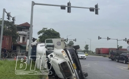Nguy cơ mất an toàn giao thông tại ngã tư Đợi do đèn tín hiệu hư hỏng kéo dài