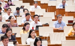 Quốc hội thảo luận và biểu quyết thông qua các dự án Luật, Nghị quyết