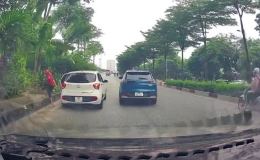 Tình huống giao thông: Dừng giữa đường thả người, ôtô suýt gây tai nạn liên hoàn
