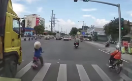 Tình huống giao thông: Xe máy điện bất ngờ tạt ngang qua đầu ôtô